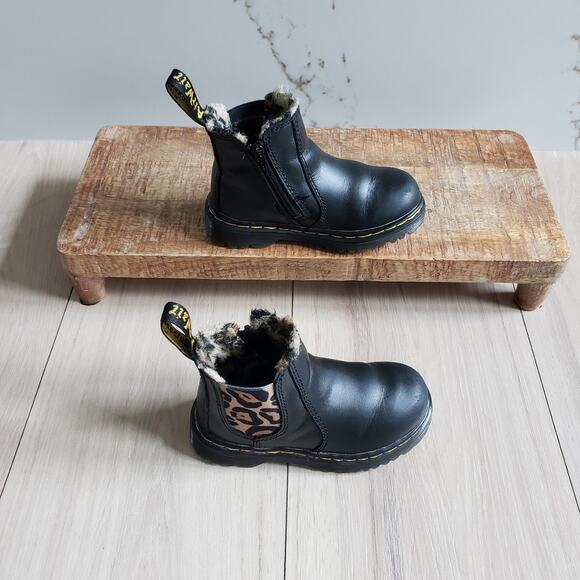 Dr Martens Chelsea Boots Girls 8 Black Leopard Faux Fur Lined Leonore 2976 - Picture 3 of 9